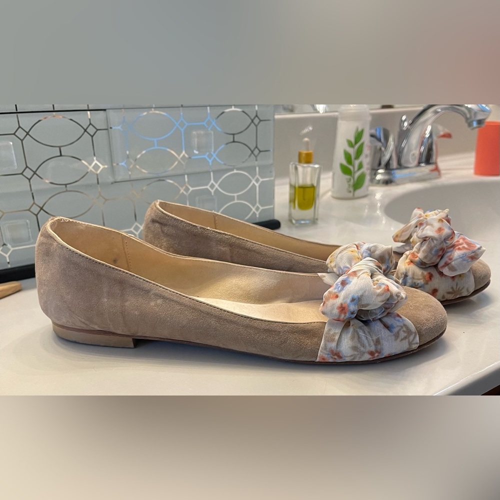 Hego’s tan suede floral bow ballet flats Anthropologie size 9 feminine coquette